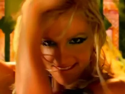 Une femme sexy en bas se transforme en une salope transgenre honnête avec anal movie son mari