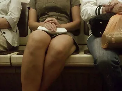 Un mec anal plug movie féminisé sexy embrasse une fille en lingerie séduisante