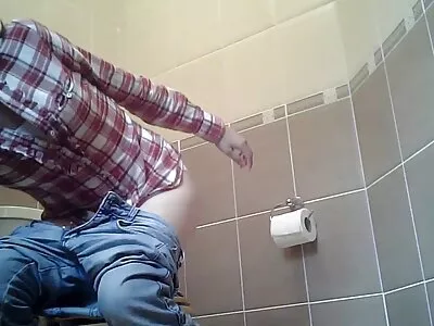 Écartant à nouveau ses jambes, la fille laisse la video x anal gratuit bite entrer dans sa chatte