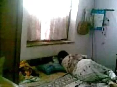 Un homme anal mature movie embrasse une fille potelée au lit et l'amène à l'extase.