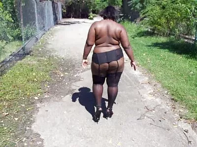 Un sodomie xxx petit homme inquiet embrasse sa femme au lit