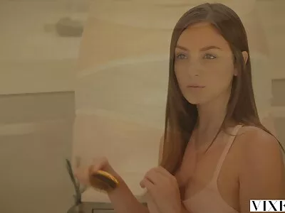 Jeune fille fragile masquée et fete anal se masturbe