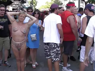 Baisée par un homme video xxx anale avec une paire de lunettes