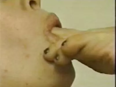 Baiser avec fete anal une bite avec les pieds mouillés.