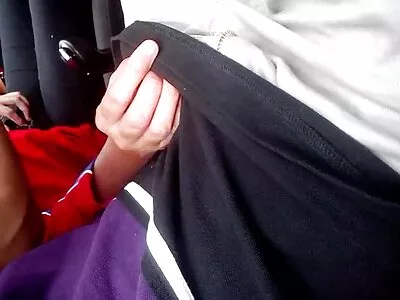 Fille rasée sa fille à lunettes rencontre un gros film de sodomie gode