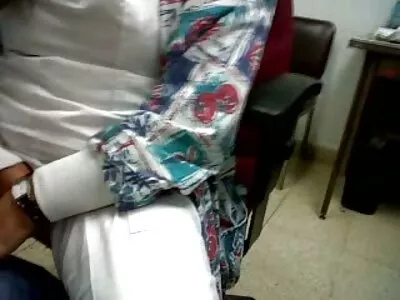 Un homme au lit embrasse une jeune femme aux cheveux longs. analsexfilm