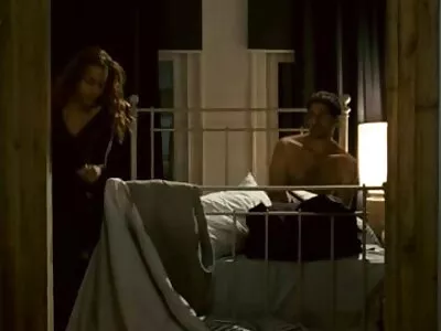 Un homme sensuel anal embrasse une femme avec un masque.