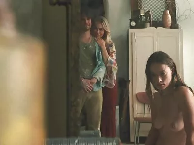Vilain garçon embrassant une fille sodomie film porno sur la plage