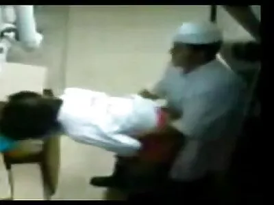 Ses mains habiles sont dans dracula anal le spasme d'une chatte et la font jouir
