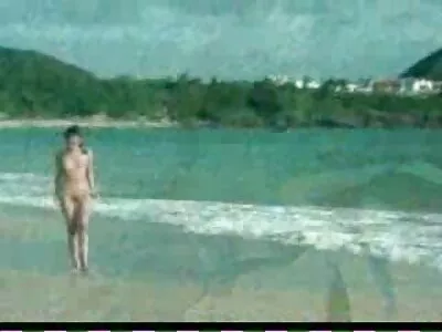 Dame excitée avec des lunettes baise sa chatte analsexfilm dur