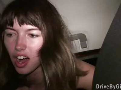 La film anal amateur masseuse embrasse une fille nue juteuse dans son bureau