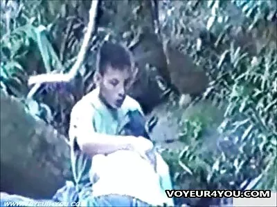 Une charmante fille se suce un vibromasseur devant la caméra sex film anal