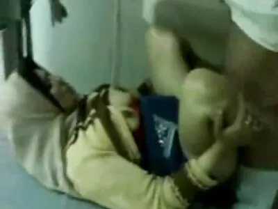 grosse femme mike adriano films servant une bite avec ses baisers de travail