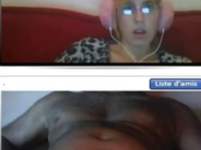 Une vidéo montre une fille en train films de sodomie de se masturber