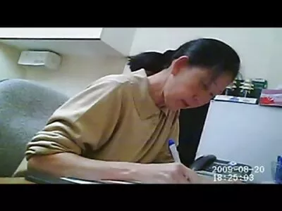 Un étudiant insatisfait embrasse un professeur mature analsexfilm