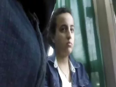 Un phallus féminin plus fort est inséré dans une femme double anal movie endormie
