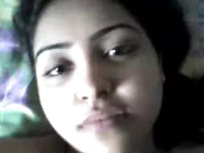 Mulâtre mignon poussant des perles dans nikita bellucci sodomie la chatte sur le sol
