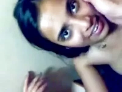 La femme aux cheveux noirs s'est rocco siffredi sex anal associée à une bite