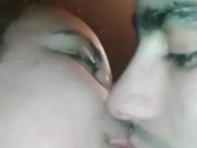 Il baise sa sœur coincée sur le canapé pendant que sa belle-mère s'embrasse depuis son téléphone portable sodomie hardcore