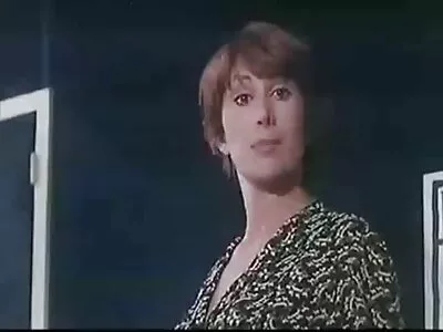 Immédiatement movie sodomie après des préliminaires doux, un homme expérimenté baise une femme dans la piscine