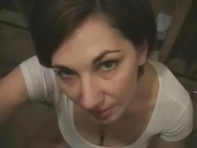 Un homme sensuel a baisé sa femme dans le cul et lui a fait plaisir films de sodomie