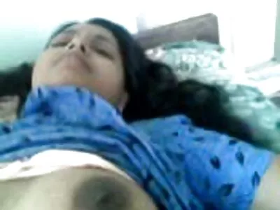 Jolie femme montre ses trous film porno cu anal assise sur le sol du salon