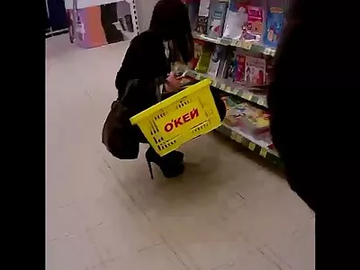 Jeune brune se fait embrasser dans la gorge avec une bite et elle anal mature movie n'est pas timide