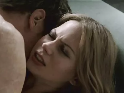 Sur la table dans la chatte humide de sex film anal la fille percée