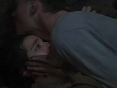Déplacez la bite dans un joli chapeau sodomie hardcore de dame mince