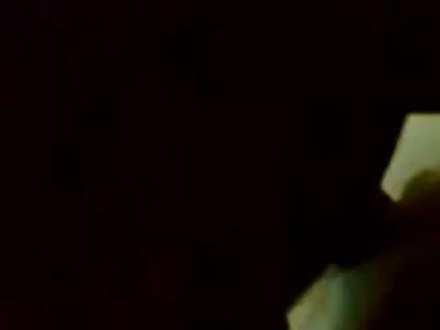 Une fille aux cheveux sodomie movie blancs est assise sur la bite d'un homme