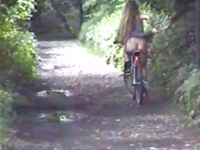 Allongé sur la table et se masturbant le gâteau film de sodomie de chatte