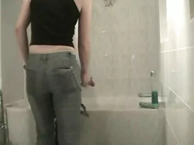 belle blonde massant l'aine avec film erotique anal ses mains