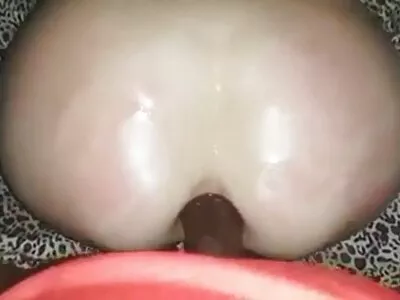 Bébé et son amant s'embrassent au film porno sodomie lit
