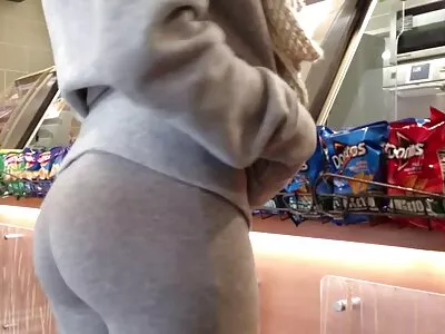 Elle masse french anal hd élégamment son trou poilu sous la table