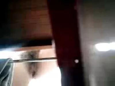 Un homme tatoué se anal sex gratuit réveille et embrasse une blonde