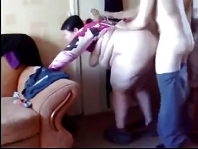 Mignonne petite anal full film dame est assise sur une bite de cow-boy excitée