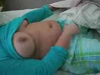 Gode transparent baisé et inséré anus gratuit entre les seins