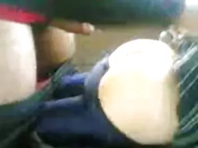 Baiser avec un xxx sodomie mec sur le canapé.
