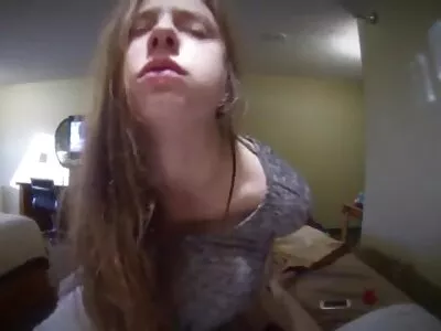 Une femme aux quatre yeux se lesbian anal film masturbe devant la caméra