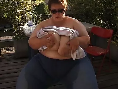 Baiser chaud film porno sodomie sur la terrasse avec une brune sexy aux cheveux longs