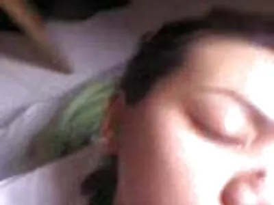 Avant le film de sodomie sexe, la fille nettoie le vagin