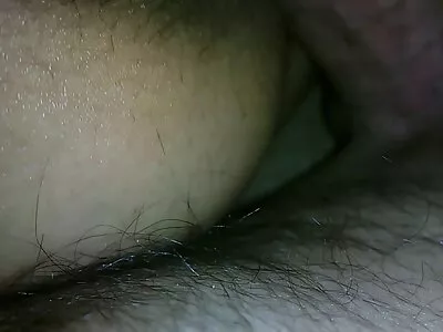 Une fille sexy chevauche un gode analsexfilm les yeux bandés