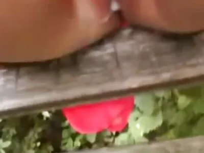 Une ado douce baisée en embrassant l'ami anal fete de papa