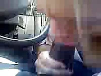 Un jeune homme embrasse une fille dans la salle de virginie caprice anal bain.