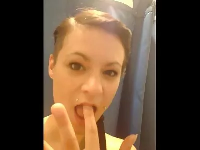Mec video anal vintage aux cheveux noirs ligoté jeune salope dans la chambre