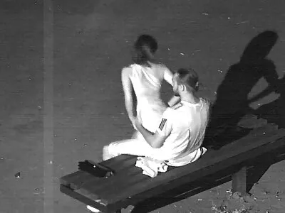 Fille film xxl anal aux cheveux longs insère un vibromasseur dans sa chatte aux pieds