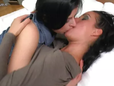 Maman estelle clark porno noire lèche un chat mâle sur le lit