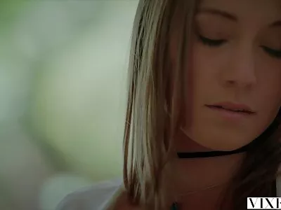 Une fille responsable baise une fille avec un baiser sur film anal un préservatif