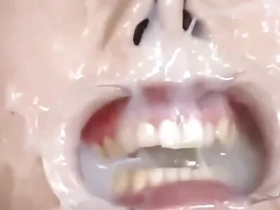 La femme enlève sa culotte film x sodomie gratuit et détend sa chatte rasée avec un vibromasseur