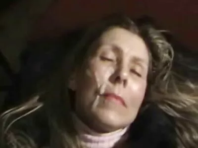 Un mec sex anal film agité couche avec une belle blonde